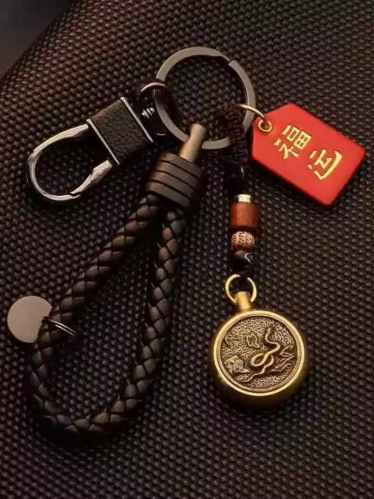 Men's and Women's Car Keychains, Brass Twelve Zodiac Keychains, Handmade Pendants, Retro Creative Men's Money-Turning Hand Ornaments