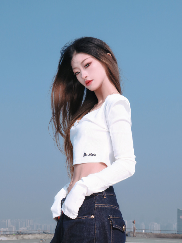 Nuvoloso 2024 Autumn New American Retro Hot Girl Slim Fit Short Cropped V-Neck Padded Shoulder Long Sleeve Top