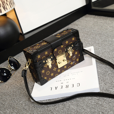 Hong Kong's New Simple Shoulder Crossbody Bag, Trendy Celebrity Style, Fashionable and Versatile Box Bag, Mini Chain Small Square Bag