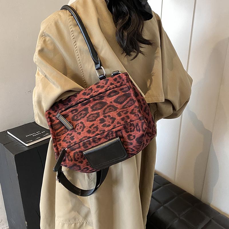 Retro Women's Cloth Bag, Shoulder Crossbody, Internet Celebrity Messenger Bag, Fashionable and Stylish Leopard Print, Casual Design, Hand-Held Armpit Bag