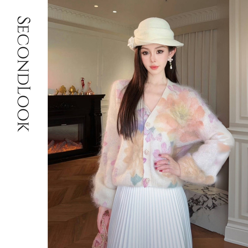 Yu Xiaoxiao【Magnificent Flower House】Mohair Blend Fluffy Hazy Fleece V-Neck Early Autumn Loose Drop-Shoulder Sweater Yu Xiaoxiao【Magnificent Flower House】Mohair Blend Fluffy Hazy Fleece V-Neck Early Autumn Loose Drop-Shoulder Sweater