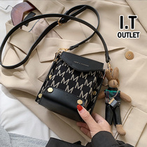 Hong Kong leather fonck2022 new niche design this years popular trendy messenger commuter bag women