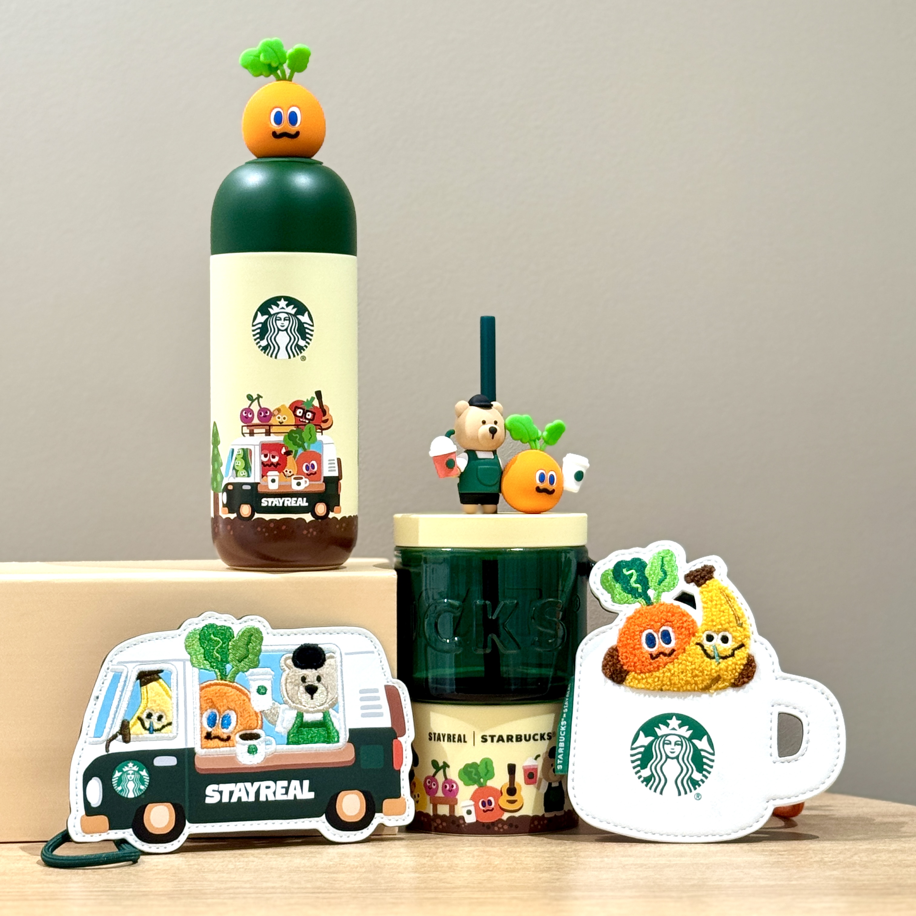 当咖啡遇见月兔：星巴克推出萌趣宇航员造型玻璃杯