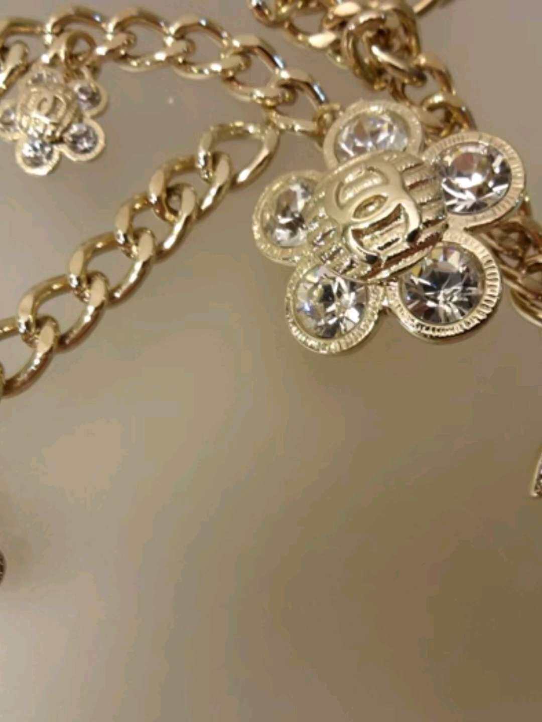 被追着问链接的CHANEL腰链！缀大小水钻花朵金腰链皮带3到底有多绝？✨_腰带_淘宝服装网