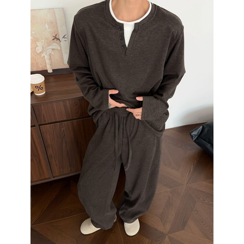Coffee-Colored Old Money Style Relaxed Sports Suit for Men, Autumn American-Style Faux Two-Piece Henley Collar Sweatshirt and Wide-Leg Casual Pants