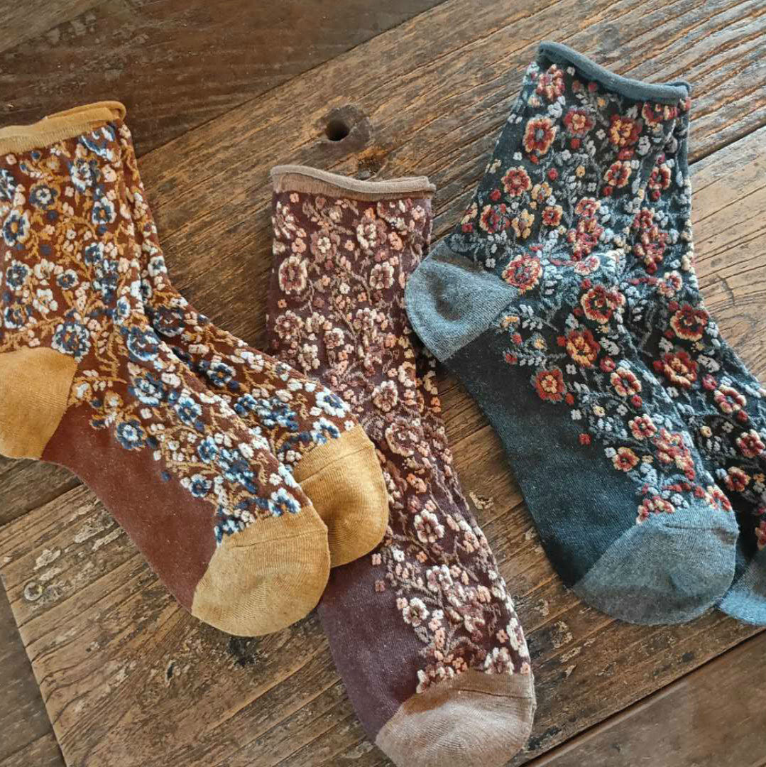 Qianai Forest Childhood 88~ Retro Autumn and Winter Embossed Flowers Combed Cotton Stockings Women's Socks