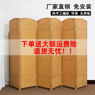 The living room is partitioned with a straw weaving screen, and it is made of solid wood and rattan weaving that can be folded and moved. It is used in the bedroom and entrance hall of a hotel in a modern and simple Chinese style