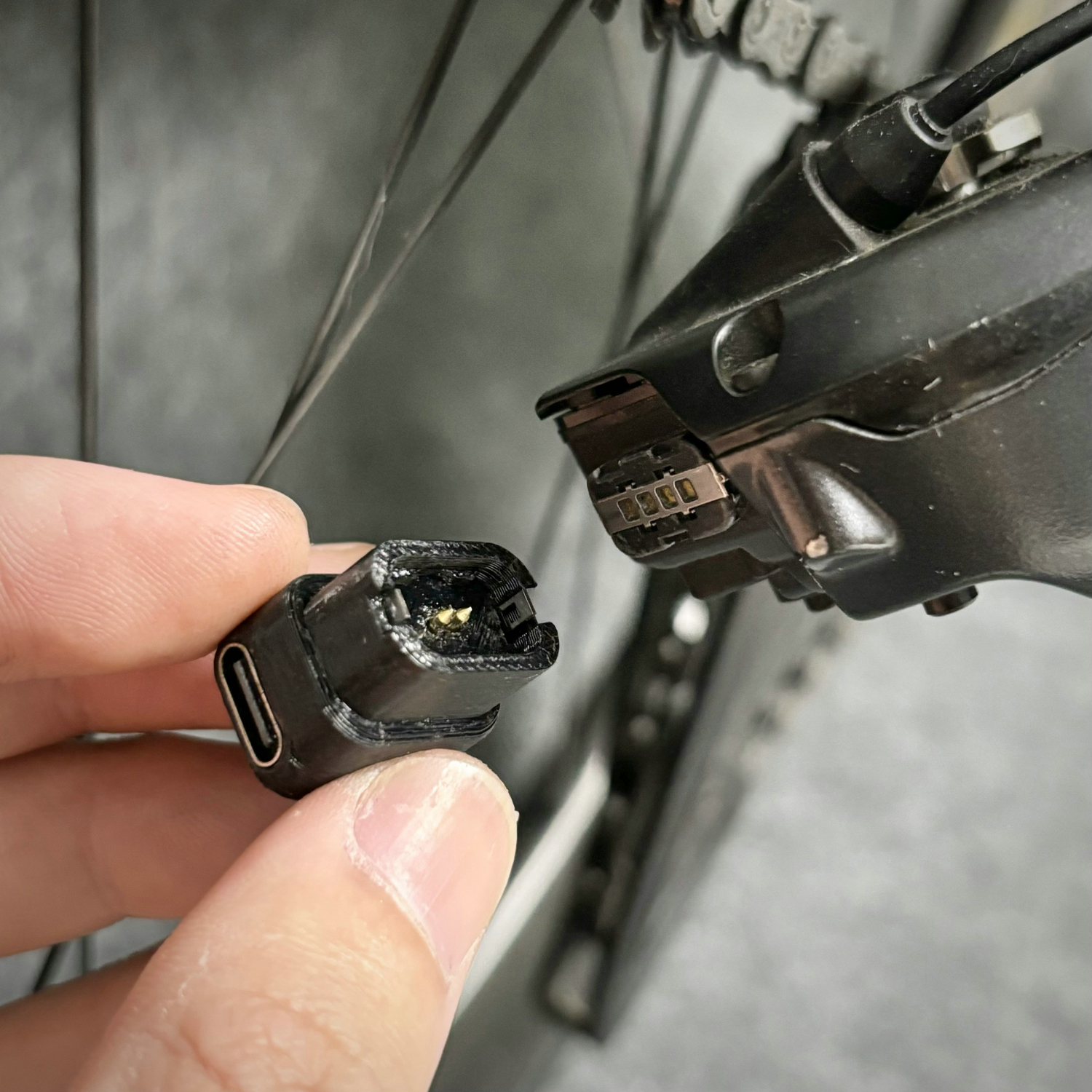 SHIMANO 11速Di2 11速用充電コード GAGyQ9VacAAWlFf.jpg