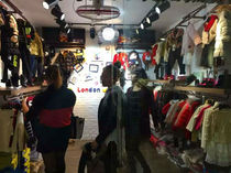 Wrought Wall clothing display rack mens and womens front side hanging clothing rack upper wall childrens clothing rack bag rack bag rack spot