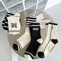 (2 Pairs) Casual Sports Simple Black and White Girls College Style Mid-Tube Ins Trendy Socks Street Cotton Socks Autumn and Winter