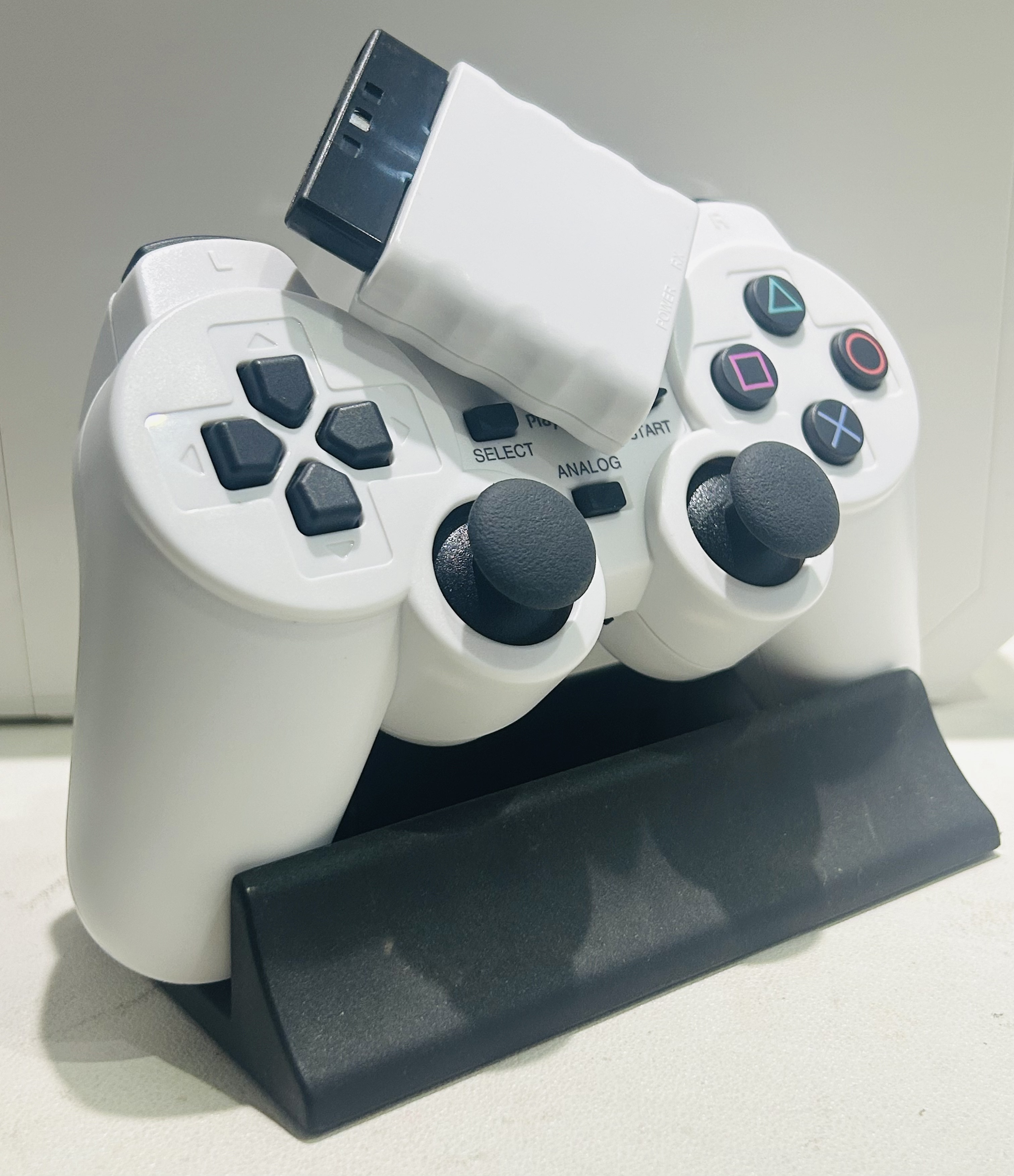 Универсальная беспроводная вибрационная ручка для игровых консолей PSone, PS1 и PS2.