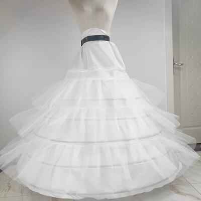 The Gabonese bride's oversized adjustable fishbone support Lolita dress is worn inside the wedding dress for a long and casual look