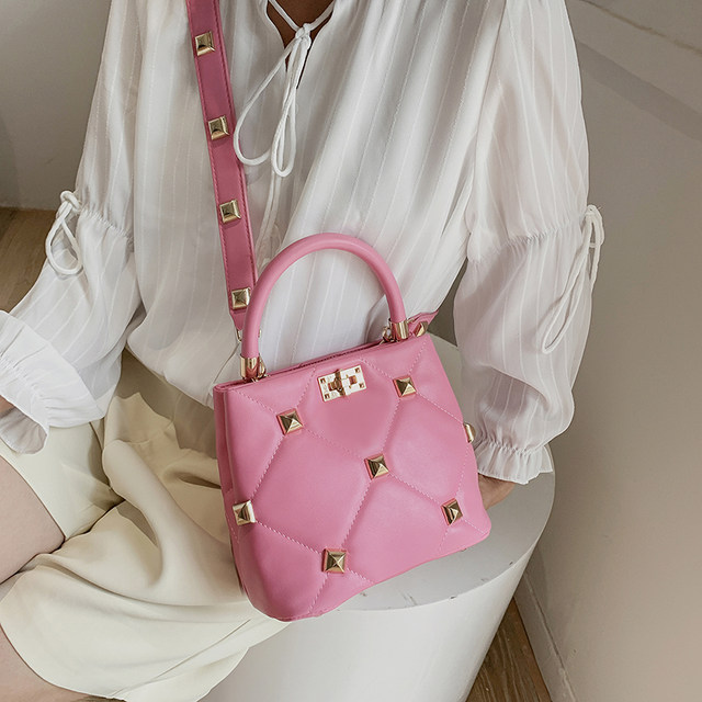 High-end fashion personalized rivet small bag 2022 new trendy all-match women's bag Messenger shoulder portable bucket bag