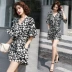 2020 phụ nữ mùa hè mới thời trang tay áo lá sen cổ chữ V in jumpsuit mỏng chân rộng quần short jumpsuit phụ nữ - Quần short