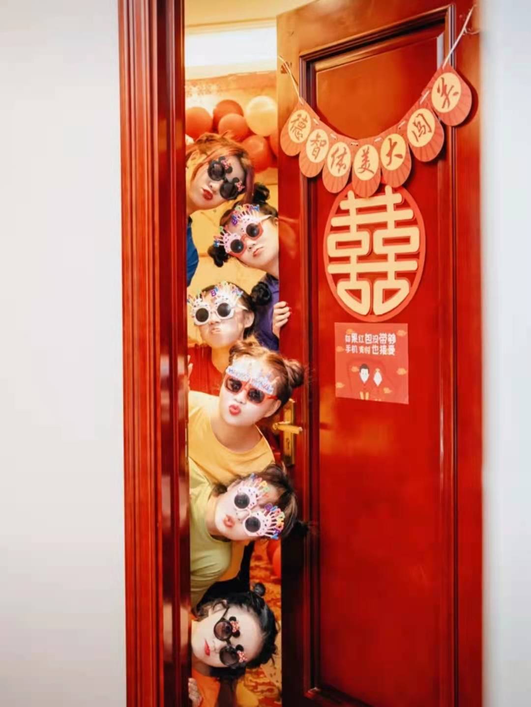 yours Forever exclusive design for blocking doors post marriage to pick up a kiss-stop game slogan Chinese wedding