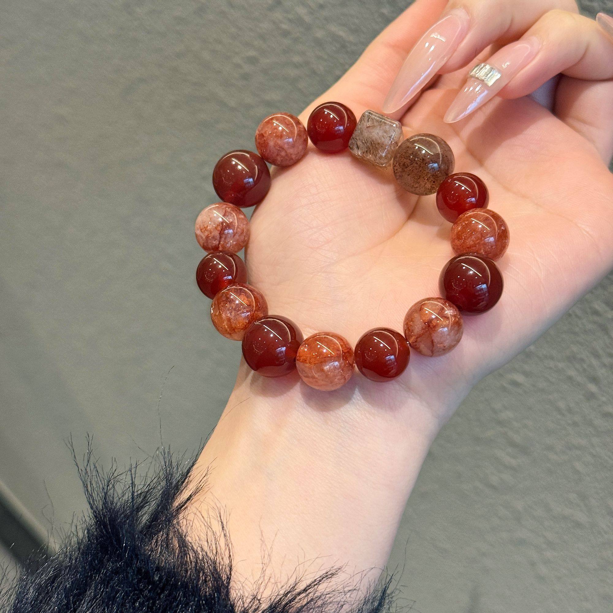 藏传西藏天珠中的两眼三眼虎牙水纹天珠有何区别？它们的价值如何判断