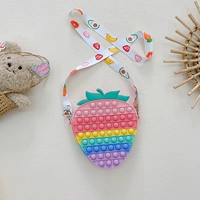 Большая клубника, мобильный телефон