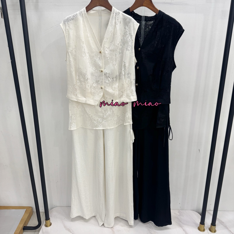 Fashionable Casual Outfit from the Mall: Lace Vest Jacket + Waist-Cinching Skirt with Wide-Leg Pants Two-Piece Set Fashionable Casual Outfit from the Mall: Lace Vest Jacket + Waist-Cinching Skirt with Wide-Leg Pants Two-Piece Set