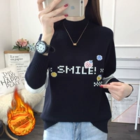 Клубника, черный флисовый свитер