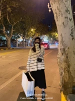 Черно -белый полосатый вырез высокой