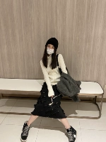 Белый свитер с молнией