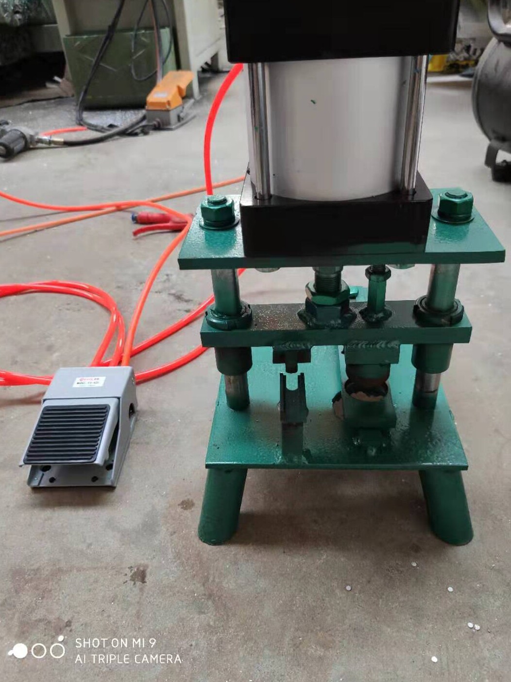 Crystal steel door handle hinge two-in-one punch hole machine punch hole machine overall cabinet crystal steel door aluminum pump air pressure