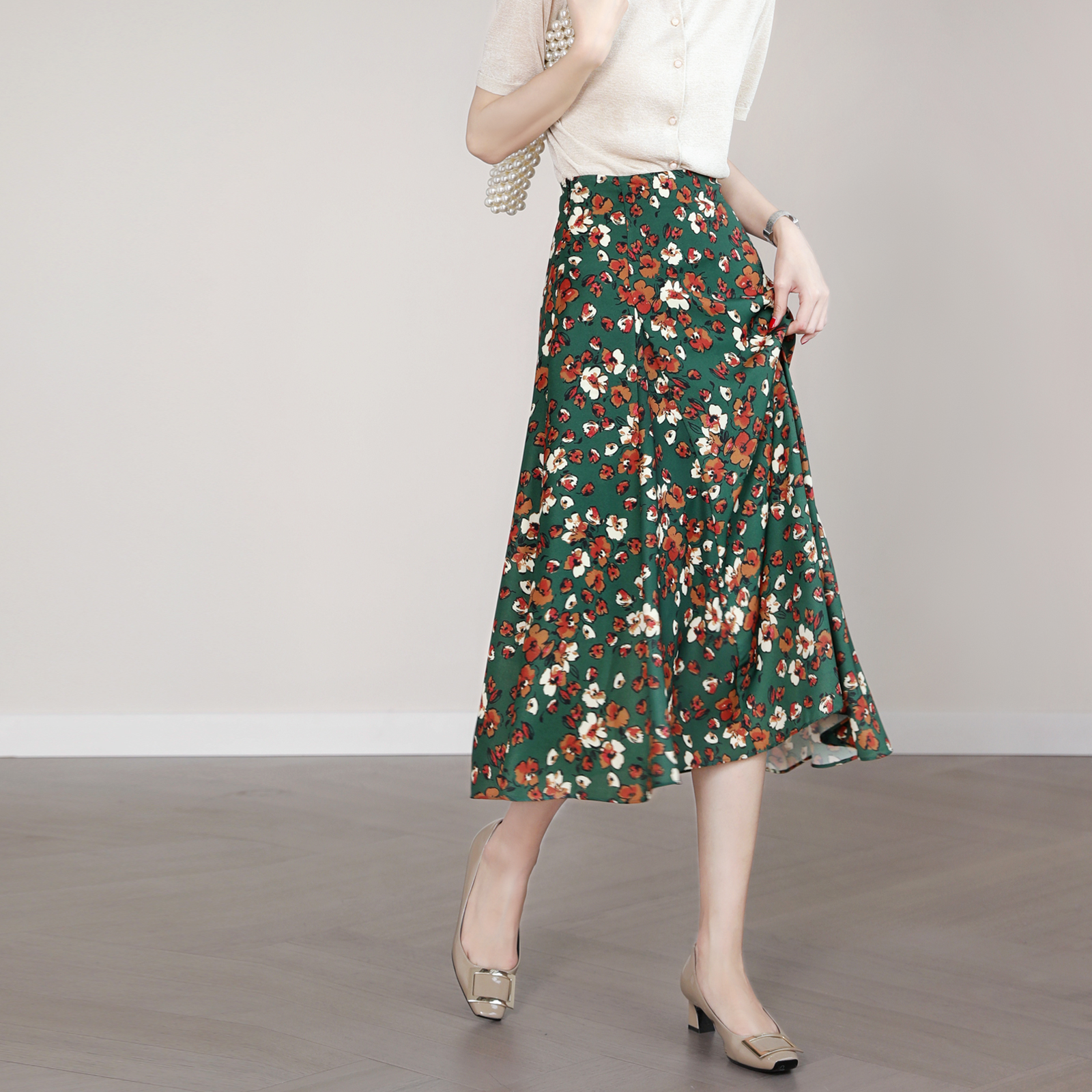 A long version of printed half-body dress in a really slim A version with a slightly intoxicating French style romance