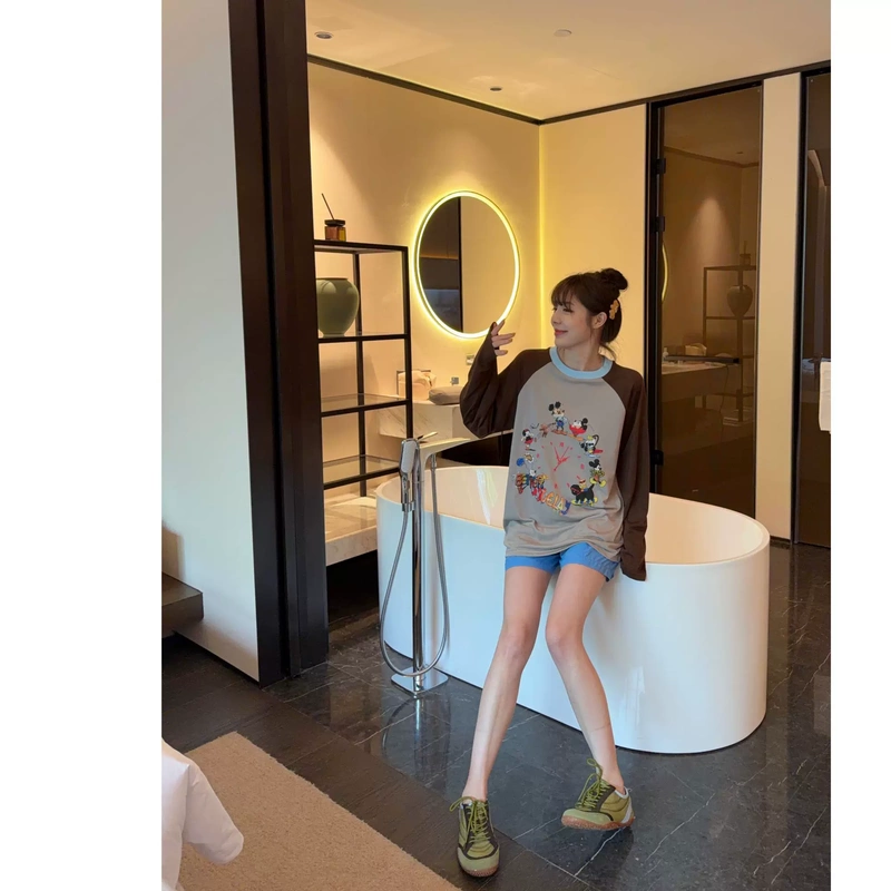Zhou Xingming - [Mickey Clock] Mickey Clock Cartoon Color-Block Raglan Long Sleeve T-Shirt Kh5735