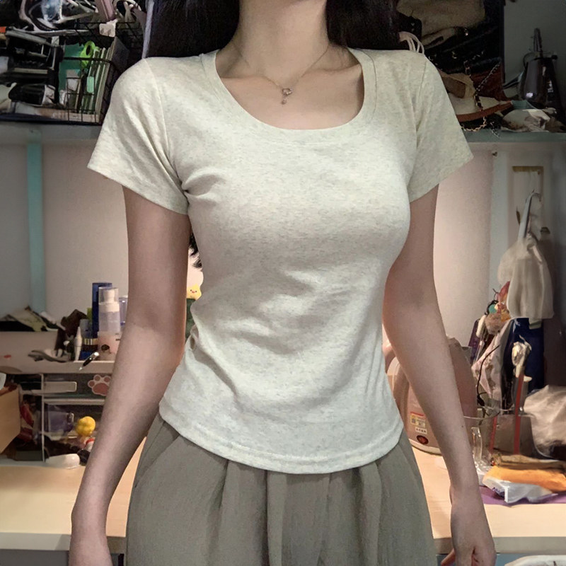 女性用グレーの半袖Tシャツ、オフショルダーデザイン、2026年夏新作、タイトフィットベースレイヤー、ショートスタイル、インナーレイヤー、ラウンドネック、スリムフィットトップス。