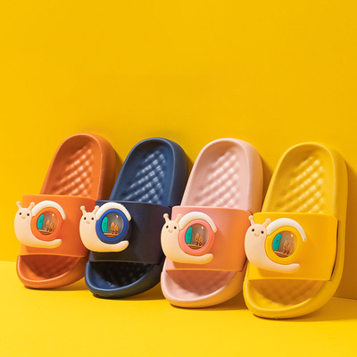 儿童发光拖鞋夏季可爱卡通无味蜗牛亮灯家居室内软底宝宝凉拖防臭
