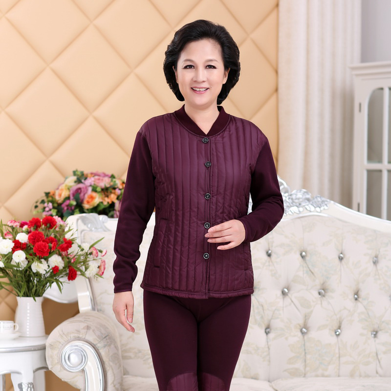 . Trung niên ông già già ấm đồ lót và phụ nữ mở dày cộng với nhung cardigan để thiết lập cửa mở.