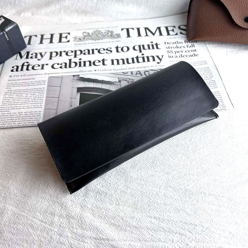 Creative Leather Glasses Case, Simple and Stylish Black Sunglasses Case, Easy to Carry, Soft Leather Glasses Case