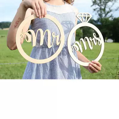 Retro wooden wedding wedding shooting props MRMRS holding wedding shooting props