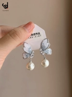 Небольшие дизайнерские серьги из жемчуга, клипсы, тренд сезона