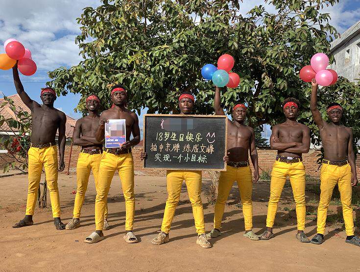 非洲举牌祝福代理 非洲举牌代理骗局 航哥在非洲举牌赚钱吗 非洲举牌视频多少钱