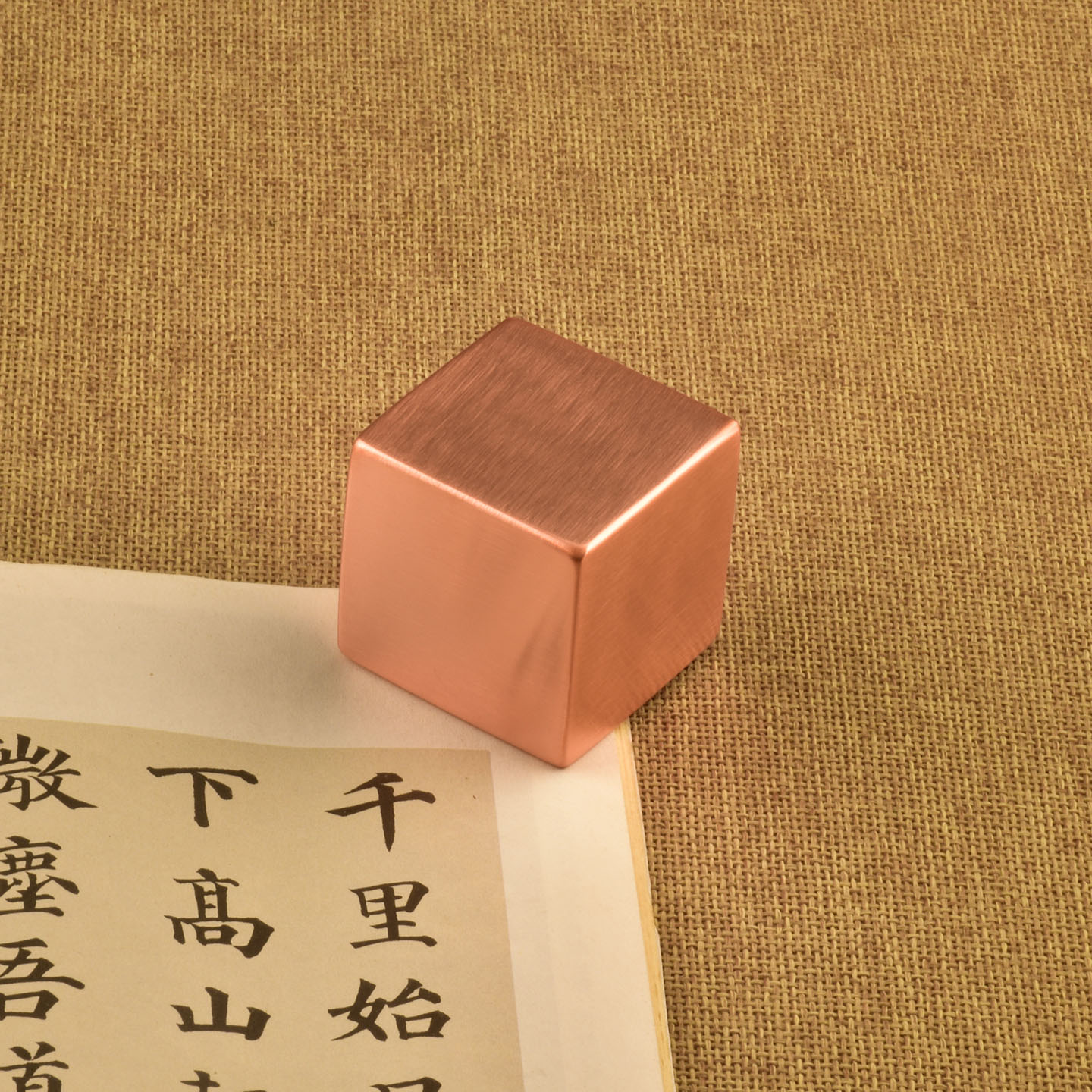 铜语黄铜镇纸：承载千年智慧的书房雅器