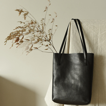 Two people produced LRCP) flow through) first layer of cowhide leather leather bag carry one shoulder