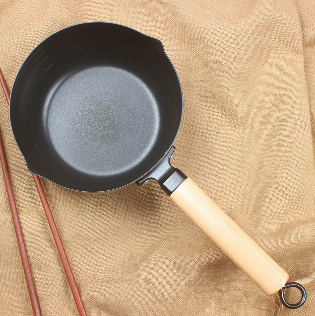 Japanese style snow flat pot Stainless steel household milk pot soup pot noodle pot Dining room small pot Commercial wooden handle non-stick frying pan