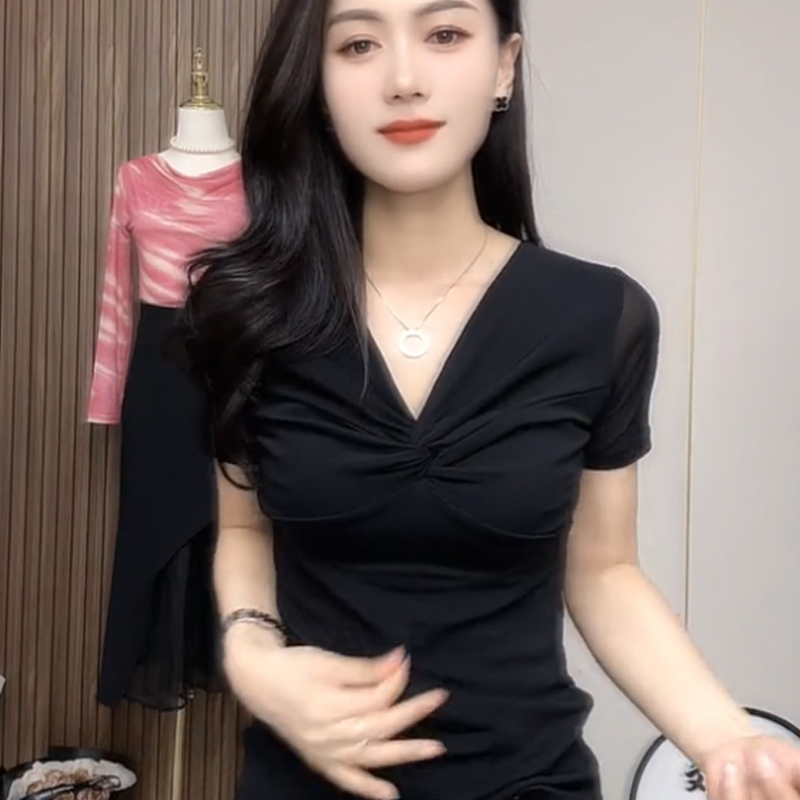 High-End Black Short-Sleeved T-Shirt for Women 2026 New Popular Summer Thin Mesh Slim-Fit V-Neck Top for Women