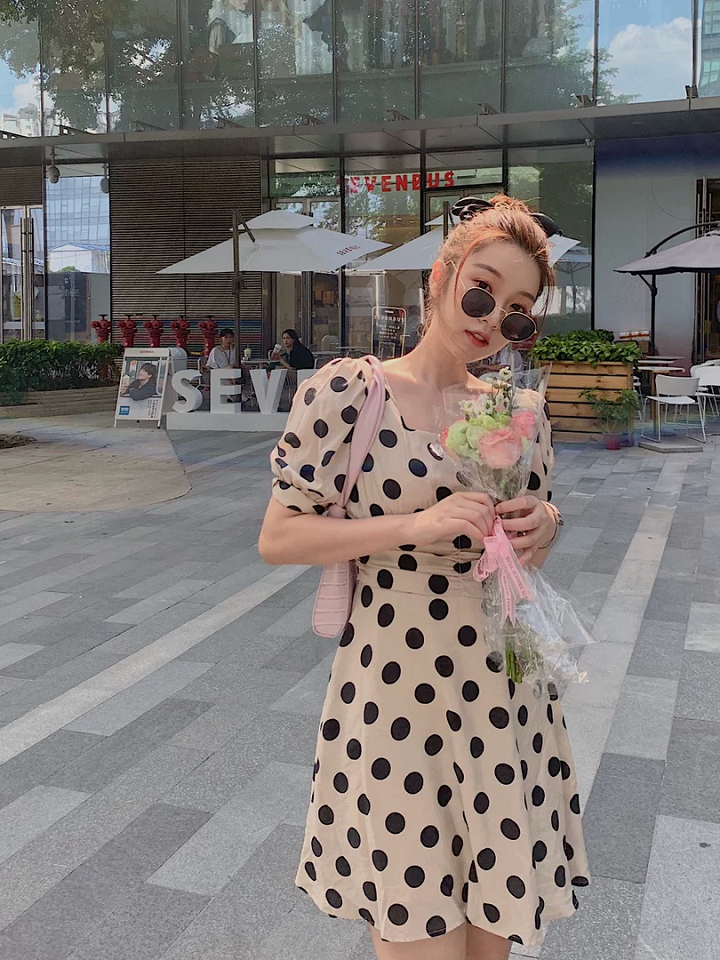 复古通勤收腰方领泡泡袖连衣裙