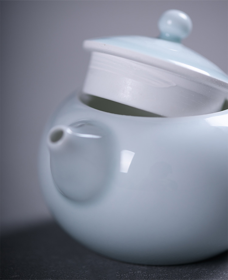 Sweet white glazed ceramic story ball hole, xi shi pot of filtering household white porcelain tea teapot tea by hand