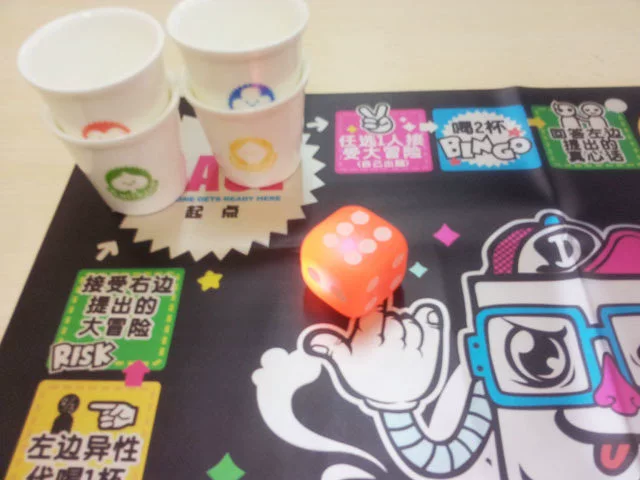 Happy House Board Game Trò chơi kích thích sáng tạo Chế độ mới Happy Party Big Box Phiên bản cờ vua với đạo cụ - Trò chơi trên bàn