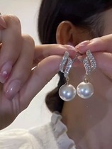 Les comptoirs de vente retirent des remises à durée limitée récupèrent les fuites les ruées vers les deux sens les boucles doreilles en perles les boucles doreilles élégantes les aiguilles en argent polyvalentes