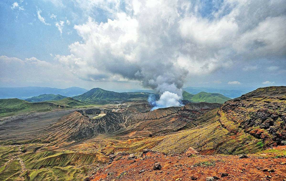 日本浓烟滚滚的火山,每年吸引百万人观赏27