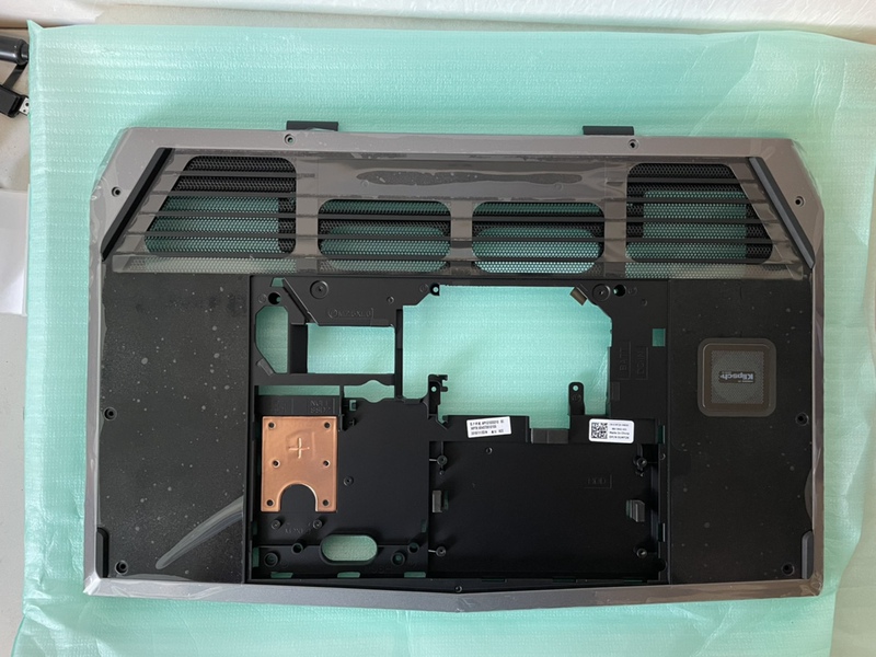 Brand New Original Genuine Dell Alienware 17 R3 D Shell Bottom Case 01Mt2K