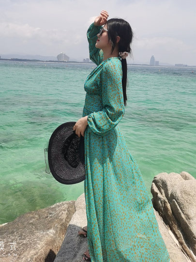 French retro green long-sleeved dress, high-end chiffon skirt, temperament v-neck waist slimming long skirt 2023 autumn