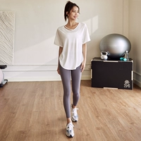 Белый топ с чашечками, штаны, короткий рукав