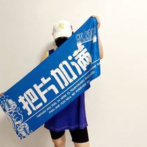 Sports gym strong girl training absorbing sweat and wiping towel with powder. Fill up the tablets to give boyfriend and girlfriend absorbent towels.