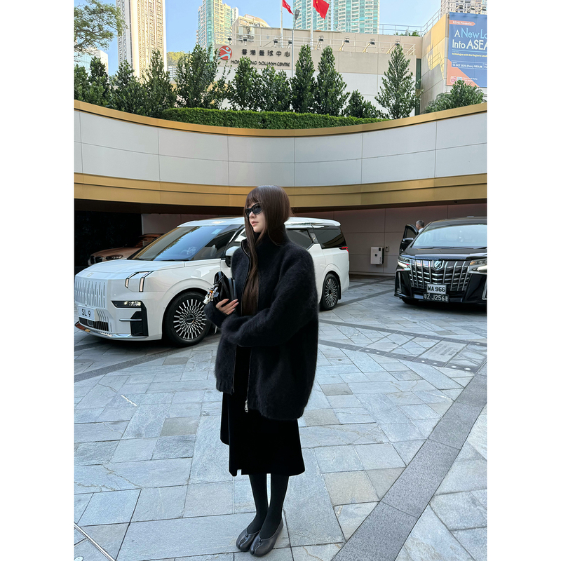 Here Yaya Shop Offers a Thick, Special Animal Fur Sweater That Is Comparable to a Coat, with a Slimming Effect and a Stand-Up Collar