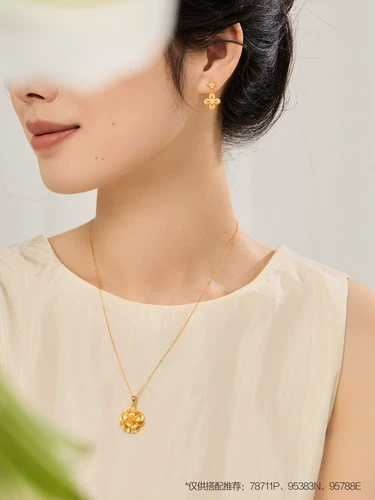 周生生 Золотые серьги MINTYGREEN Micro Sugar Series с жемчугом и сиреневым цветком 95788E